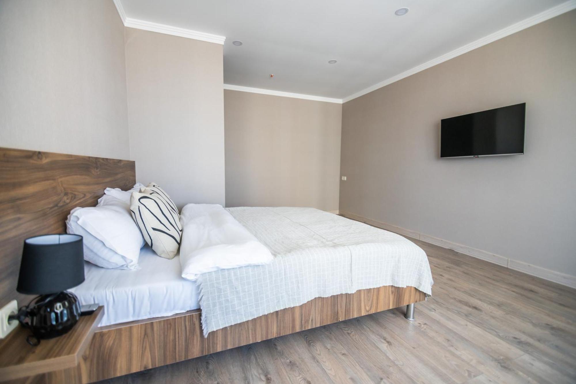 Green Side Apart Hotel باتومي المظهر الخارجي الصورة